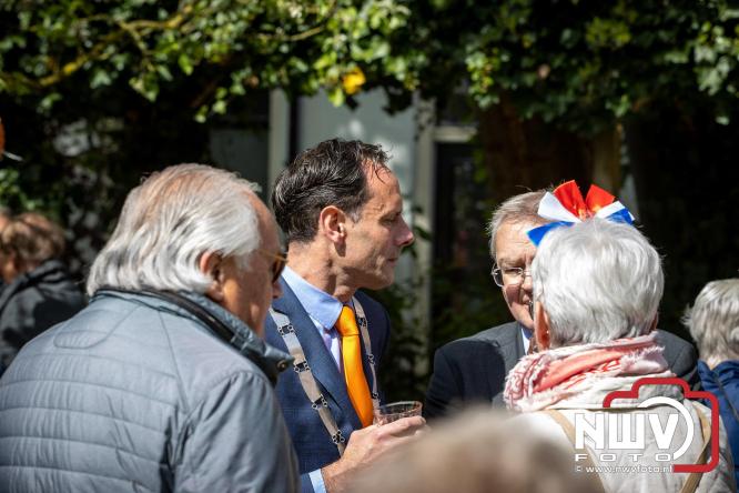 Volle terrassen, bruisende kleedjesmarkt en sportieve Wallenloop: Elburg leeft tijdens koningsdag! - &copy; NWVFoto.nl
